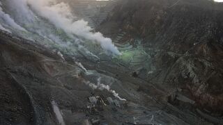 箱根火山の噴煙地と富士山がドーン！