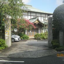 山門脇に喜多川歌麿を記した石碑があります。