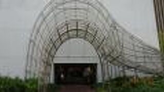 演劇博物館の手前に、ユニークなオブジェのようなアーチが有りますのですぐにわかります。