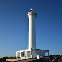 白く聳える残波岬灯台