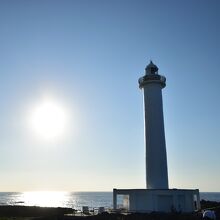 太陽に照らされる残波岬灯台