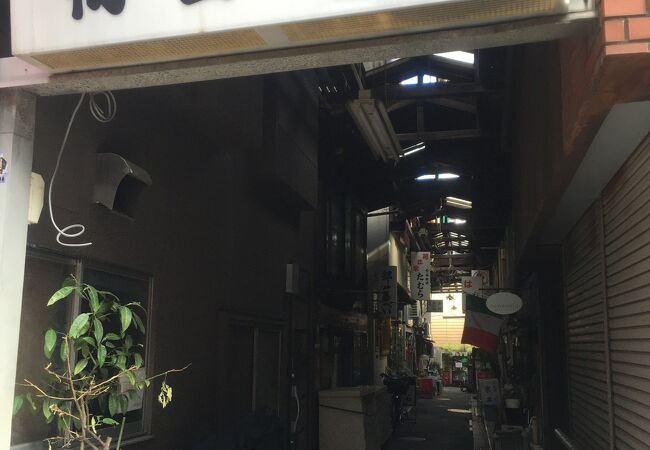 昭和レトロのアーケード飲食店街