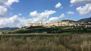 アッシジは周りをレンタカーで回るときれい