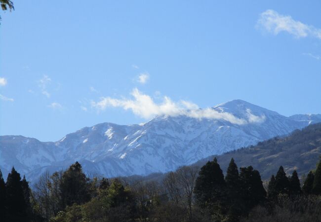 標高2400ｍを越える立派な姿をした山です