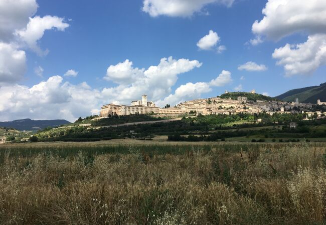 アッシジは周りをレンタカーで回るときれい