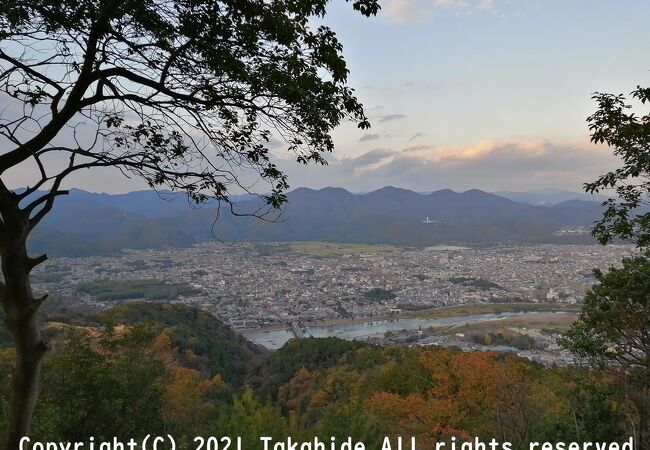 登れば嵐山地区を一望