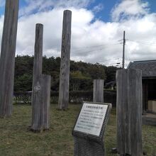 柱穴列に柱が復元されています。