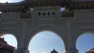 大中至正門 / 自由広場門