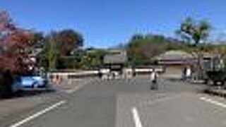  煙出しという天窓のある養蚕農家で広い敷地です