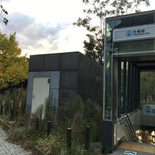竹橋駅出口すぐ