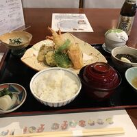 夕食で天ぷら定食をいただきました。