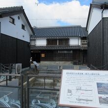 正面松右衛門家、手前が堀遺構。