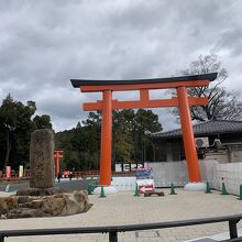 鳥居の後ろにお店があります