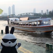 チャオプラヤー川を行き来するボート