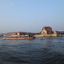 満々と湛えた川面。意外とうねりがある