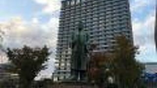 皇居を見つめて立つ立派な像