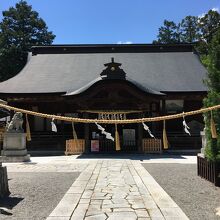 縄鳥居から見る拝殿