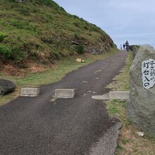 駐車場横にあるこちらの道を歩いていきます