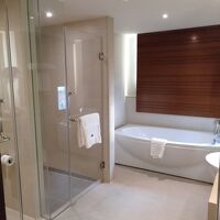 広いバスルームに大きなバスタブに独立したシャワーブースがあり