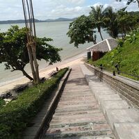 ビーチに降りる階段