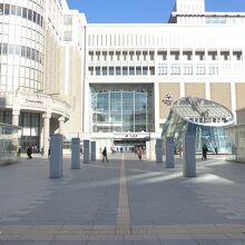 駅前広場と大丸百貨店