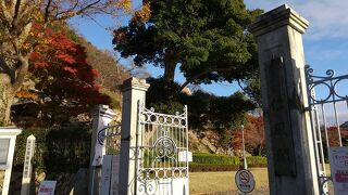 白亜の洋館から紅葉を眺める