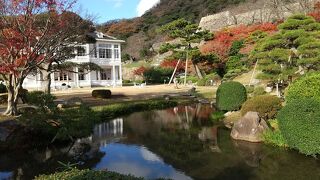 池に映る仁風閣と紅葉