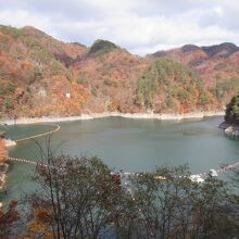 湖面を囲む紅葉が綺麗でした