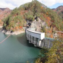 川俣ダムによって堰き止められた人造湖です