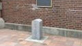 赤れんが庁舎の入口に