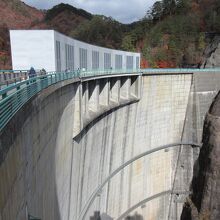 ダムの上も歩けます