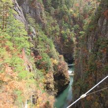 吊り橋から見て、吸い込まれるような急峻な峡谷