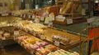 岡山駅の地下改札口を出てすぐ。