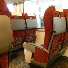 座席。グリーン車はありません。全車この感じ。