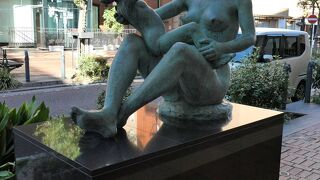 母子像とアイスクリームは結び付かない！