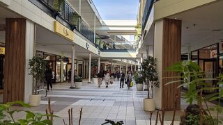 通路は閑散としていましたが、各店内は若いお客さんで賑わっていました