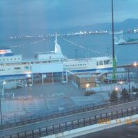 窓から青函連絡船　摩周丸（展示）が見えます。