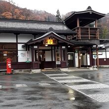 ローカル線ながらレトロ風の立派な駅でした