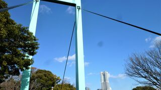 ランドマークタワーが見えて<横浜のつり橋>