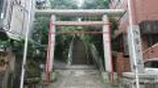 急こう配の石段を登った先に本殿