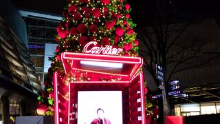 高さ約10mの赤いクリスマスツリー