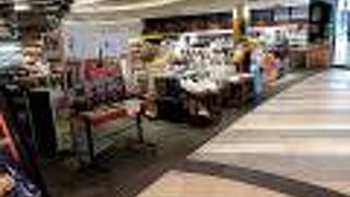 お土産売り場も広々