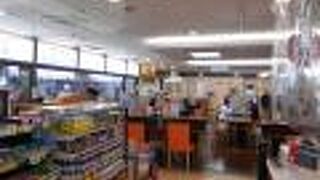 サービスエリアのフードコート