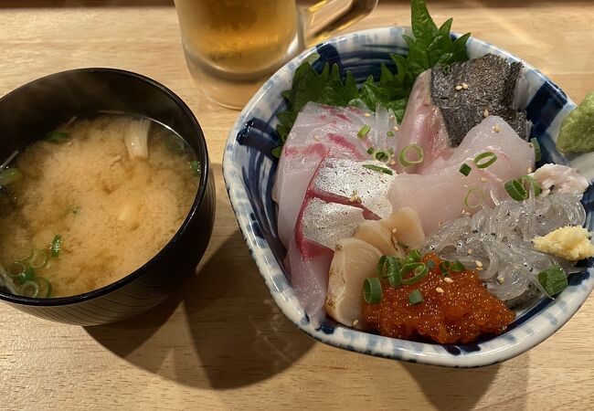 お値打ちな海鮮丼