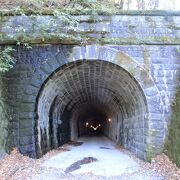 川端康成の小説「伊豆の踊子」にも出てくる隧道です。明治３４年に貫通し、明治３５年に開通した古いトンネルが現存しています。
