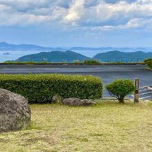 海の中の小さな島がそれです
