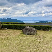 後ろ側に草原が広がる