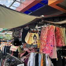 入口にあるこの店はモモヒキが安いのでよく買う