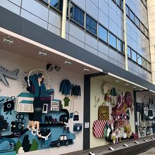 建物横側を現代風にリニューアルしていた