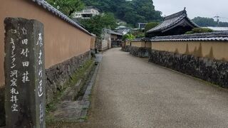 茶色い壁だけでなく下半分の石垣もなかなか